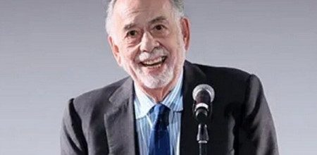 یک جلسه‌ی عجیب‌وغریب، که در آن فرانسیس فورد کوپولا (“پدرخوانده”، “اینک آخرالزمان” و “مگالوپلیس”) هشتادوپنج ساله، از «رنج ناشی از اختراع زمان»، پول، جنگ، «توجه کور به تولید ناخالص داخلی»، ربات‌ها، ورزش، نبوغ همگانی، سیاست، قانون، طبقه‌ی اجتماعی، هنر، «دادن کارت اعتباری نامحدود به‌فرزندان‌اش» و… البته رویاهای بزرگ آینده‌اش در سینما صحبت کرد